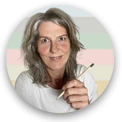 Foto von Katja Hofmann mit einem gestreifen Hintergrund