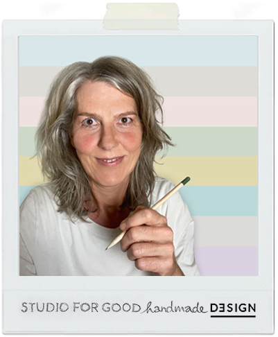 Polaroidfoto von Katja Hofmann mit einem Bleistift in der Hand